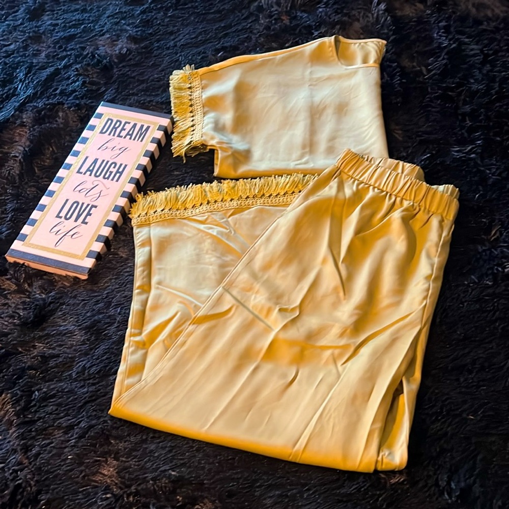 Cute, classy & a little sassy Lune Top and Pants - Picture 3 of 6